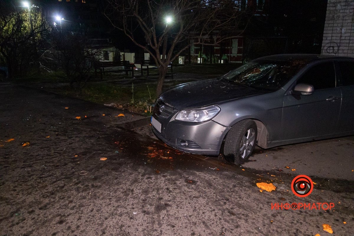 На припаркованный Chevrolet кинули тыкву и банку помидор  На припаркованный Chevrolet кинули тыкву и банку помидор