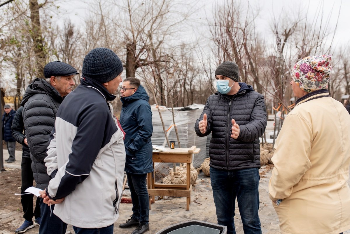 Депутат Кисилевский с жителями Северного высадили деревья в новом сквере на Липовой 4