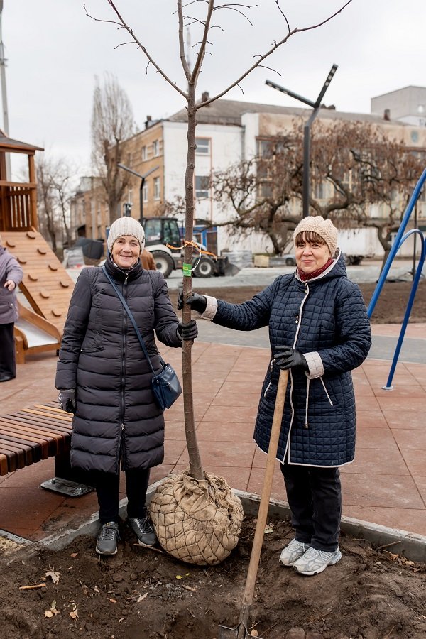 Депутат Кисилевский с жителями Северного высадили деревья в новом сквере на Липовой 5