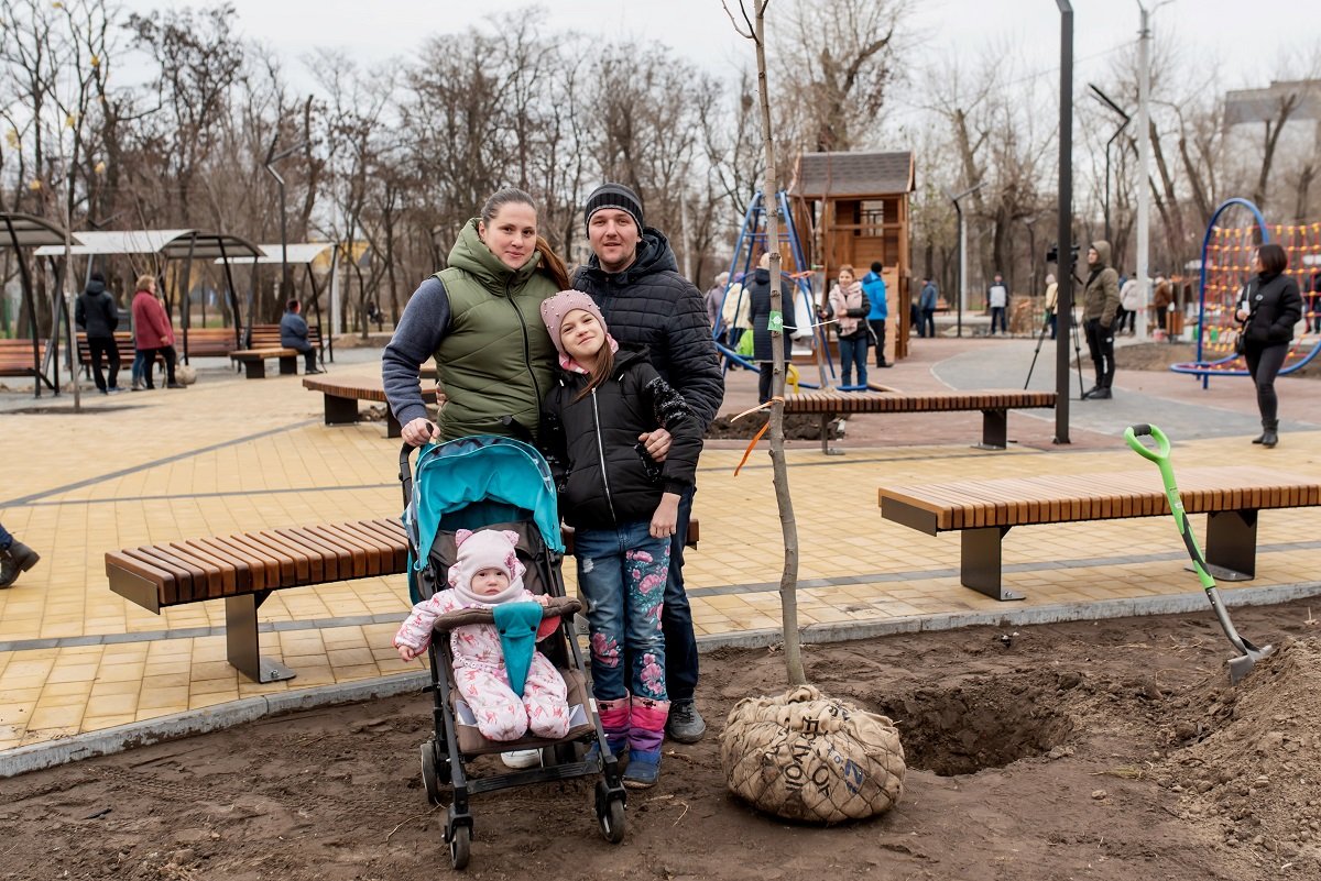 Депутат Кисилевский с жителями Северного высадили деревья в новом сквере на Липовой 6