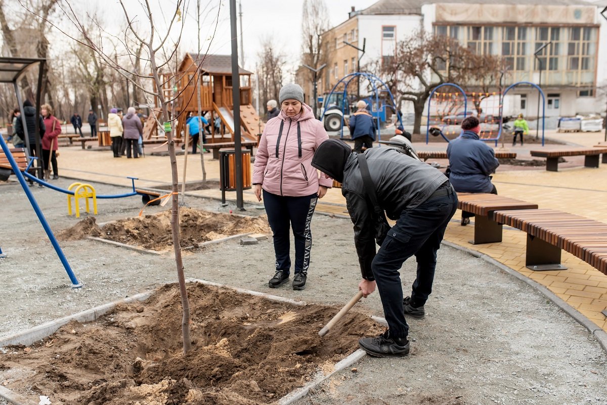 Депутат Кисилевский с жителями Северного высадили деревья в новом сквере на Липовой 7