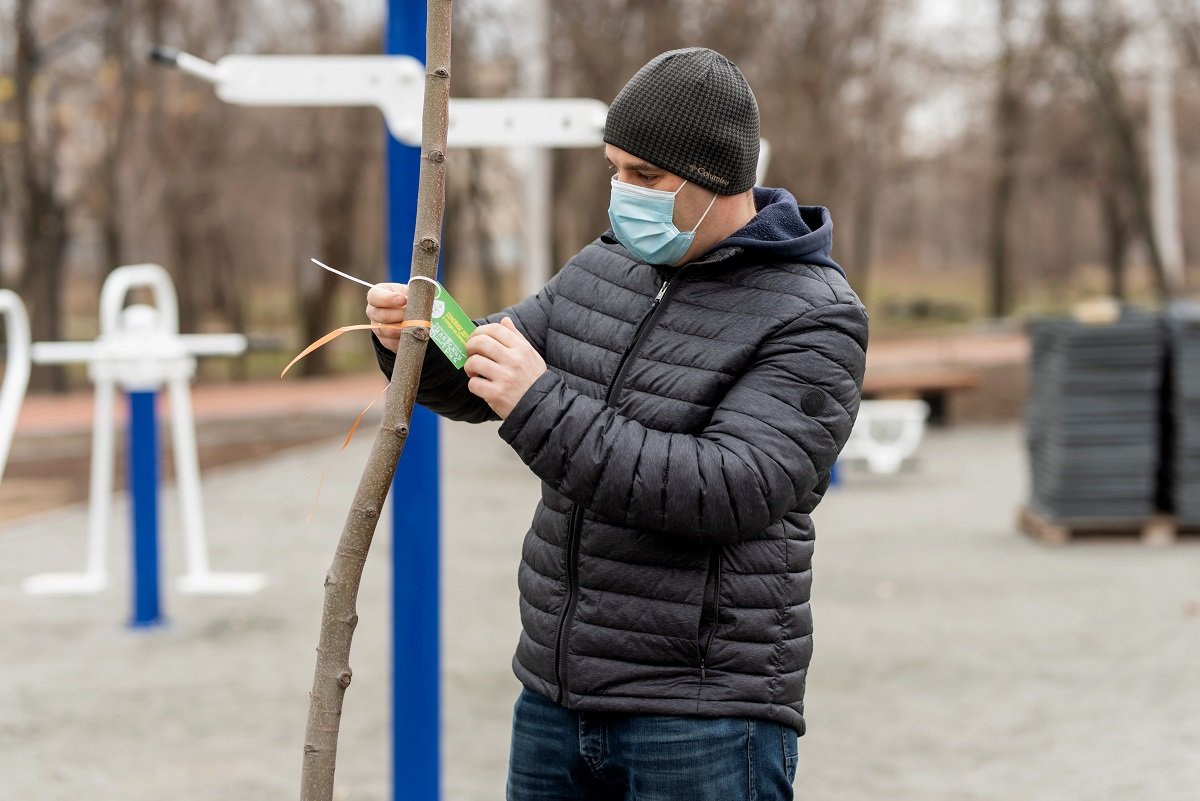 Депутат Кисилевский с жителями Северного высадили деревья в новом сквере на Липовой 9