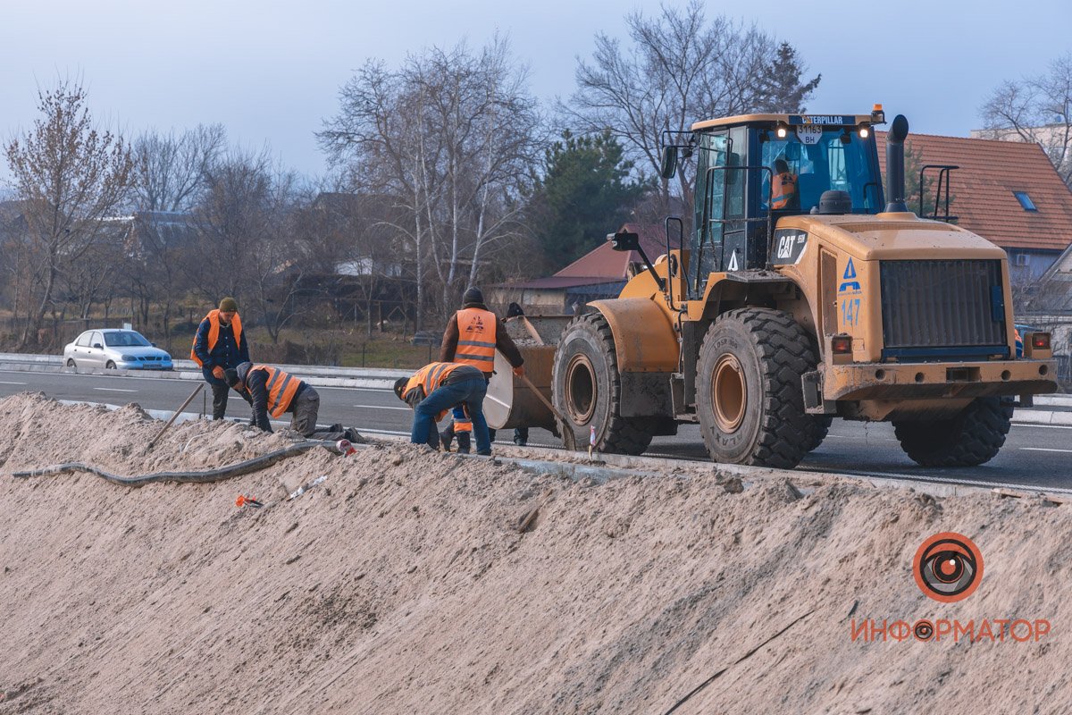 Устанавливают бордюры и делают тротуар Устанавливают бордюры и делают тротуар