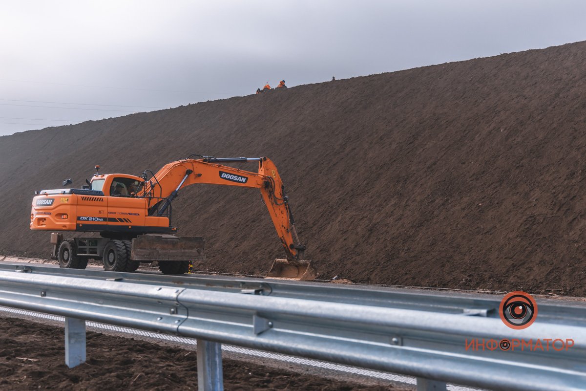Отбойники уже установили, а склоны укрепляют Отбойники уже установили, а склоны укрепляют