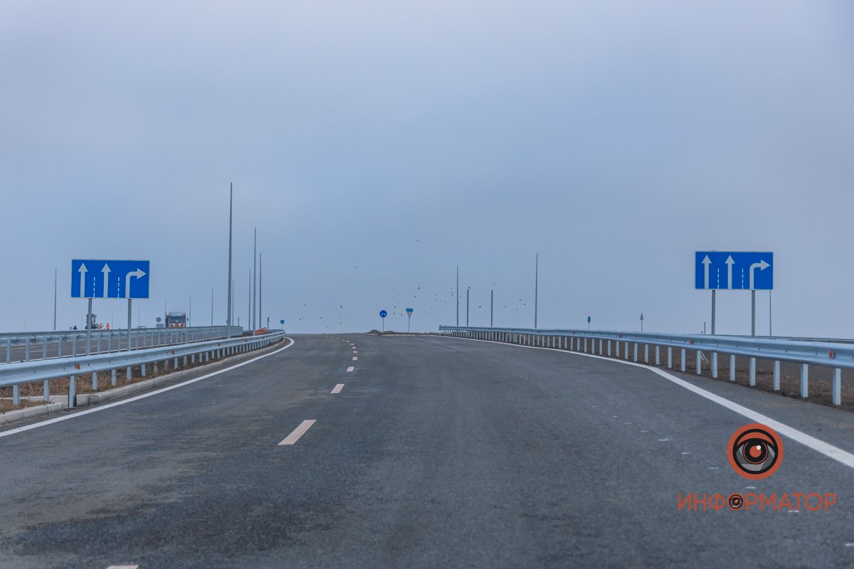 Уже установили дорожные знаки и электроопоры Уже установили дорожные знаки и электроопоры