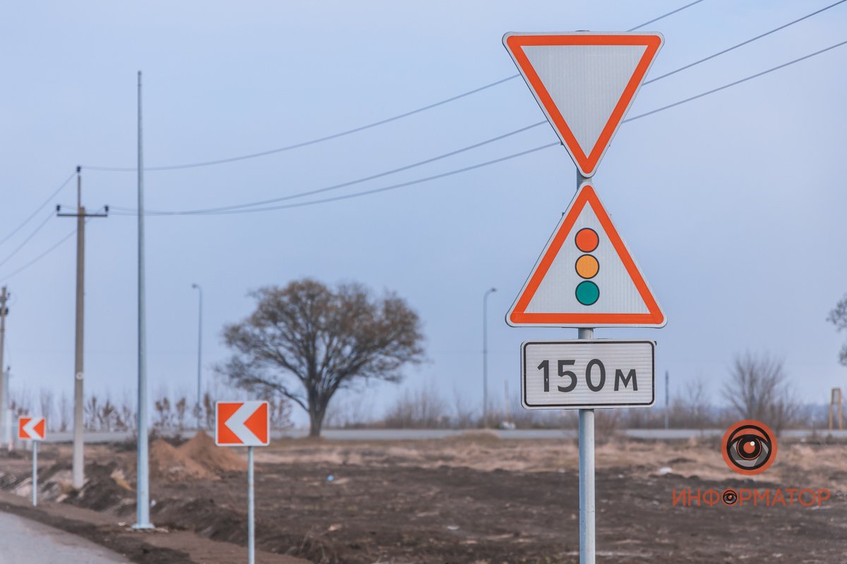 Столбы и знаки Столбы и знаки