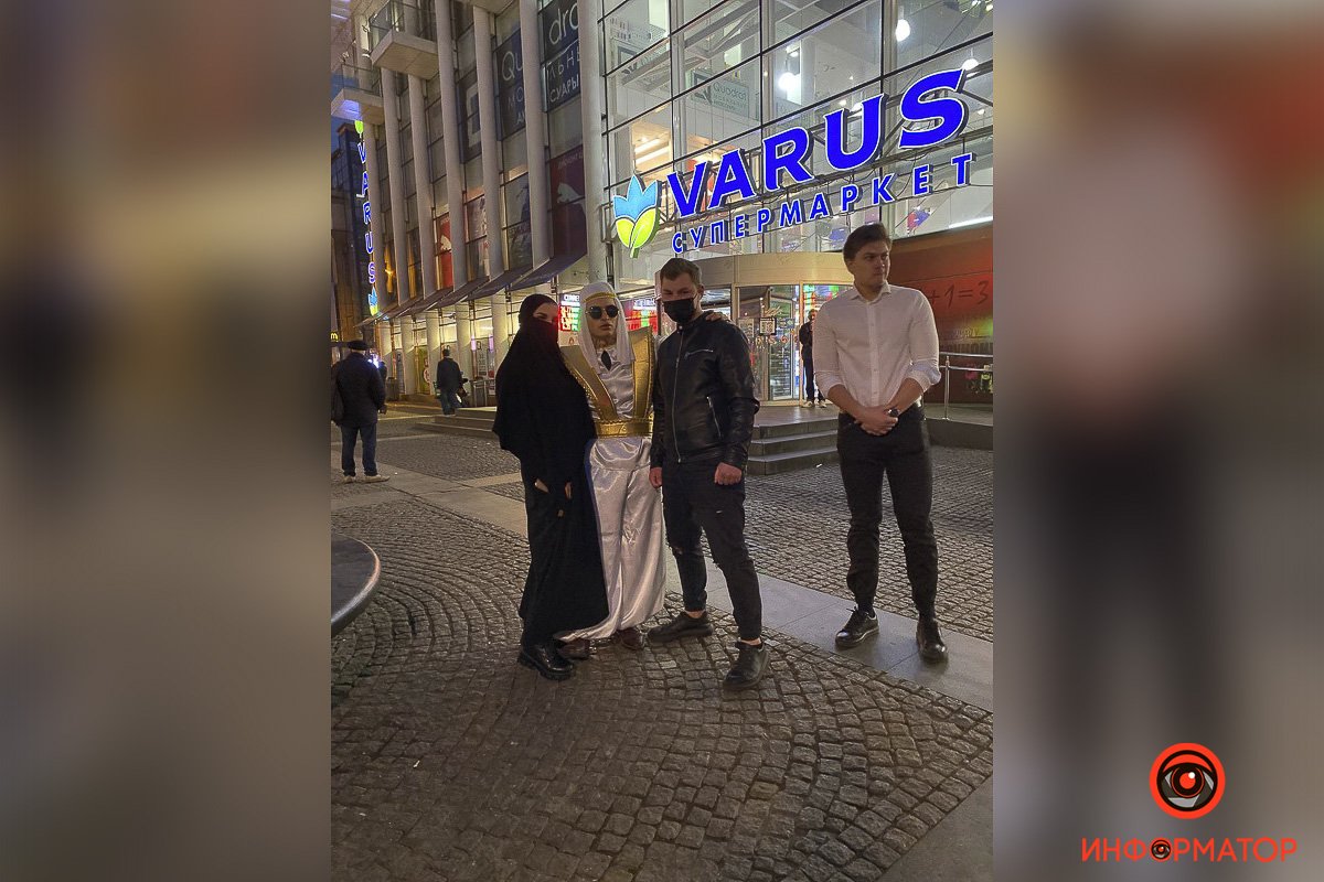 В сопровождении свиты