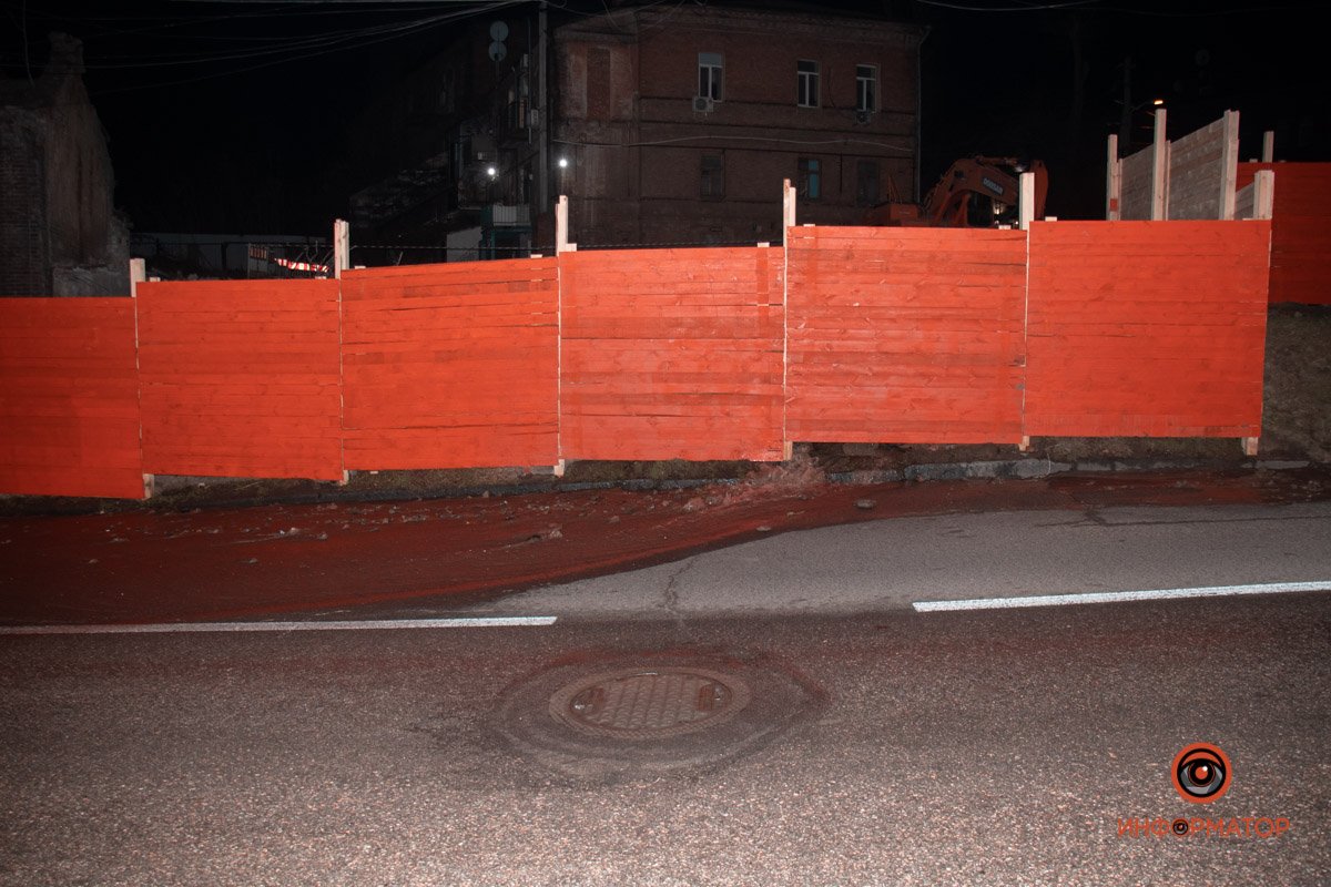 На территории стройки течет "ручей"