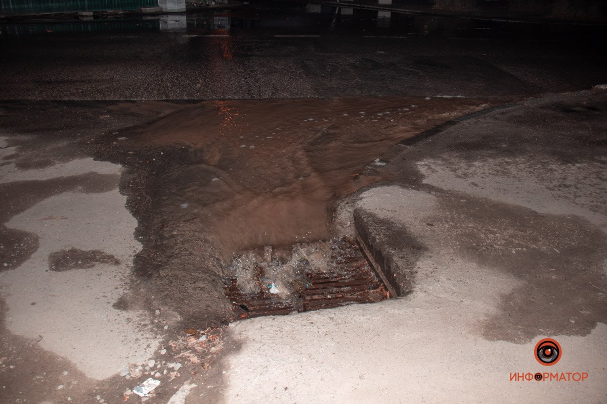 Вода стекает в ливневки