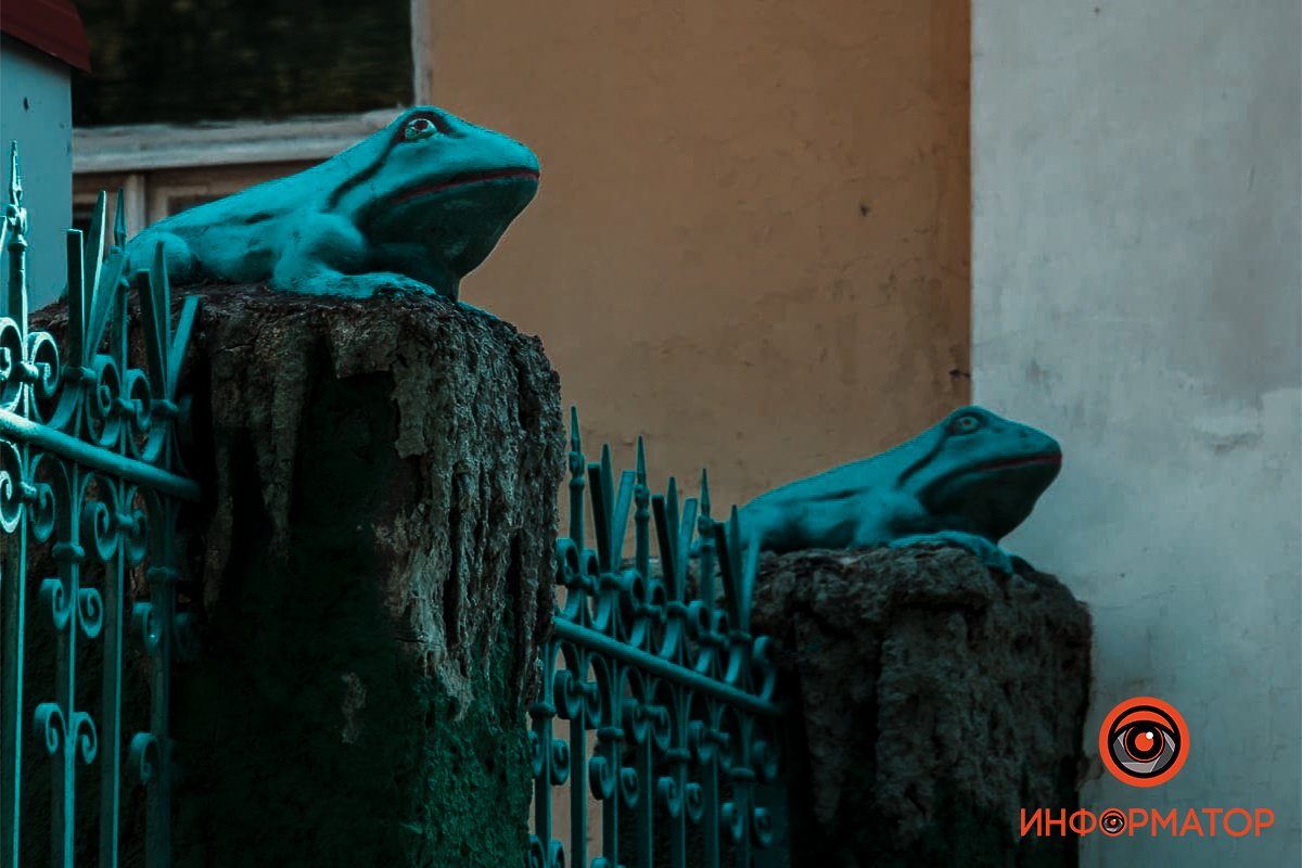 Скульптуры двух жаб на ограде Скульптуры двух жаб на ограде