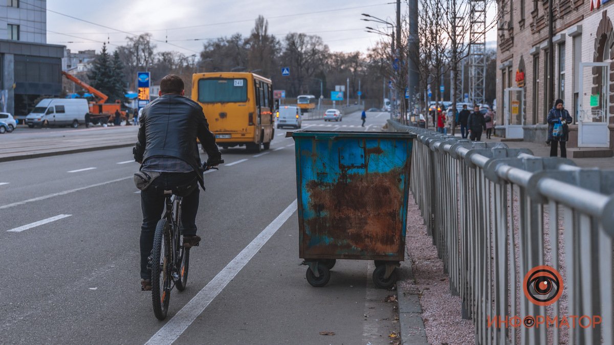 В Днепре по велодорожке катаются мусорные баки