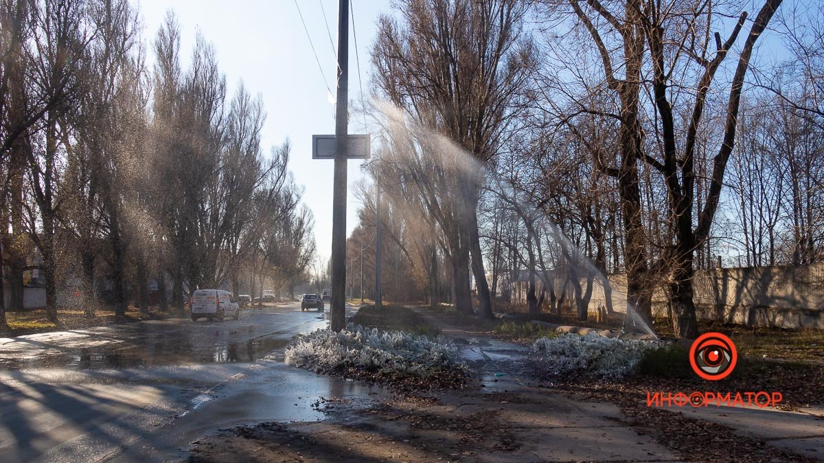На Богдана Хмельницкого прорвало трубу На Богдана Хмельницкого прорвало трубу