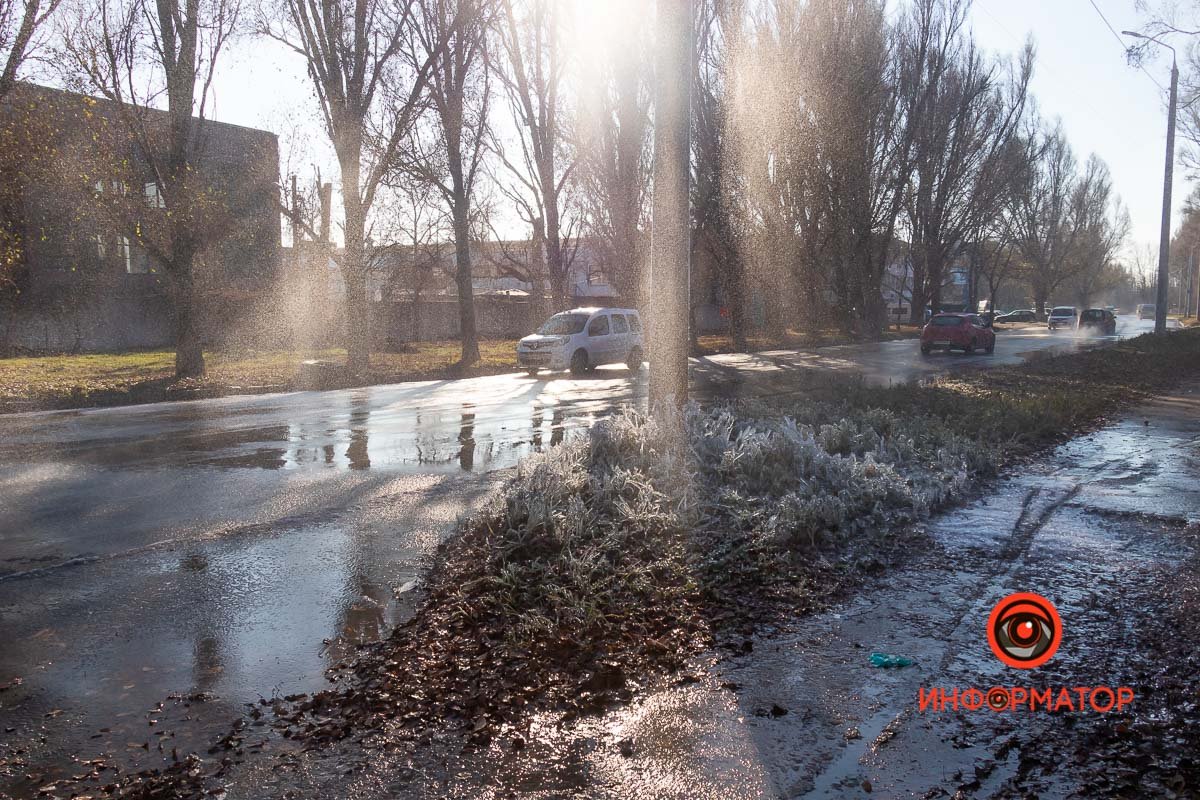 Вода заливает проезжую часть и тротуар Вода заливает проезжую часть и тротуар