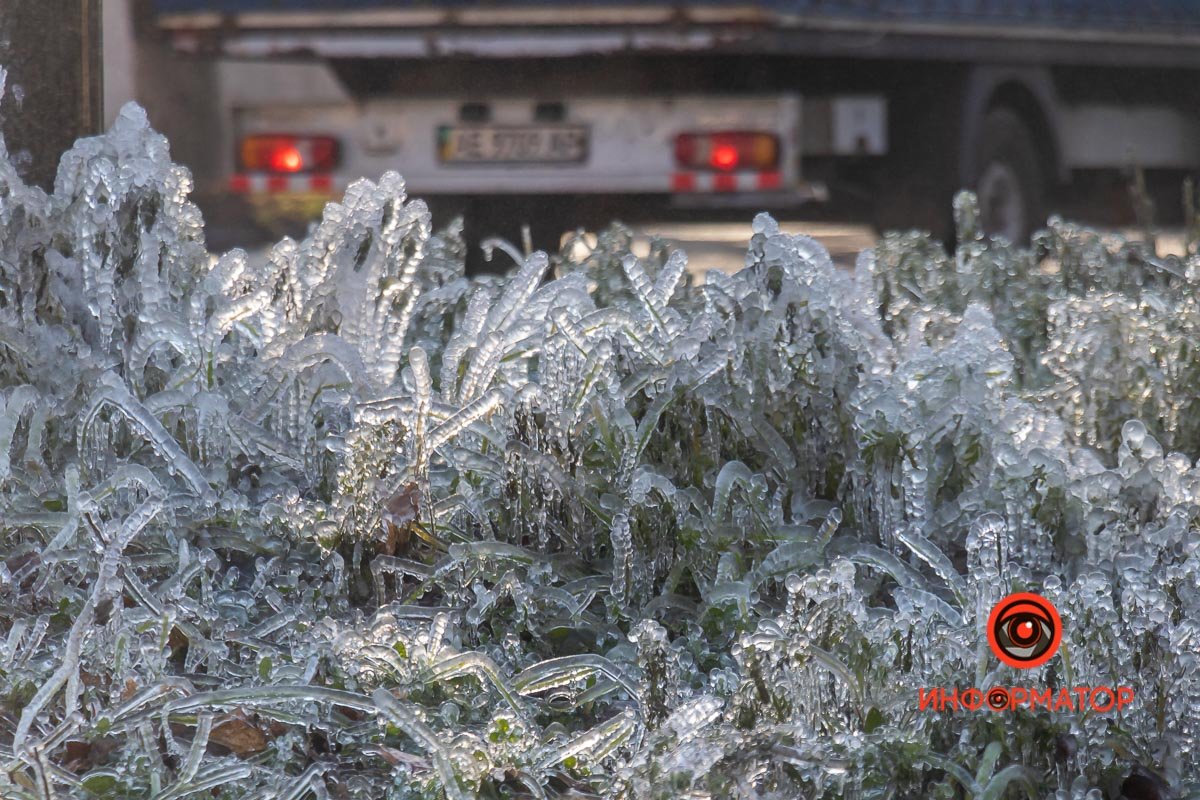 Из-за холода вода моментально замерзает Из-за холода вода моментально замерзает