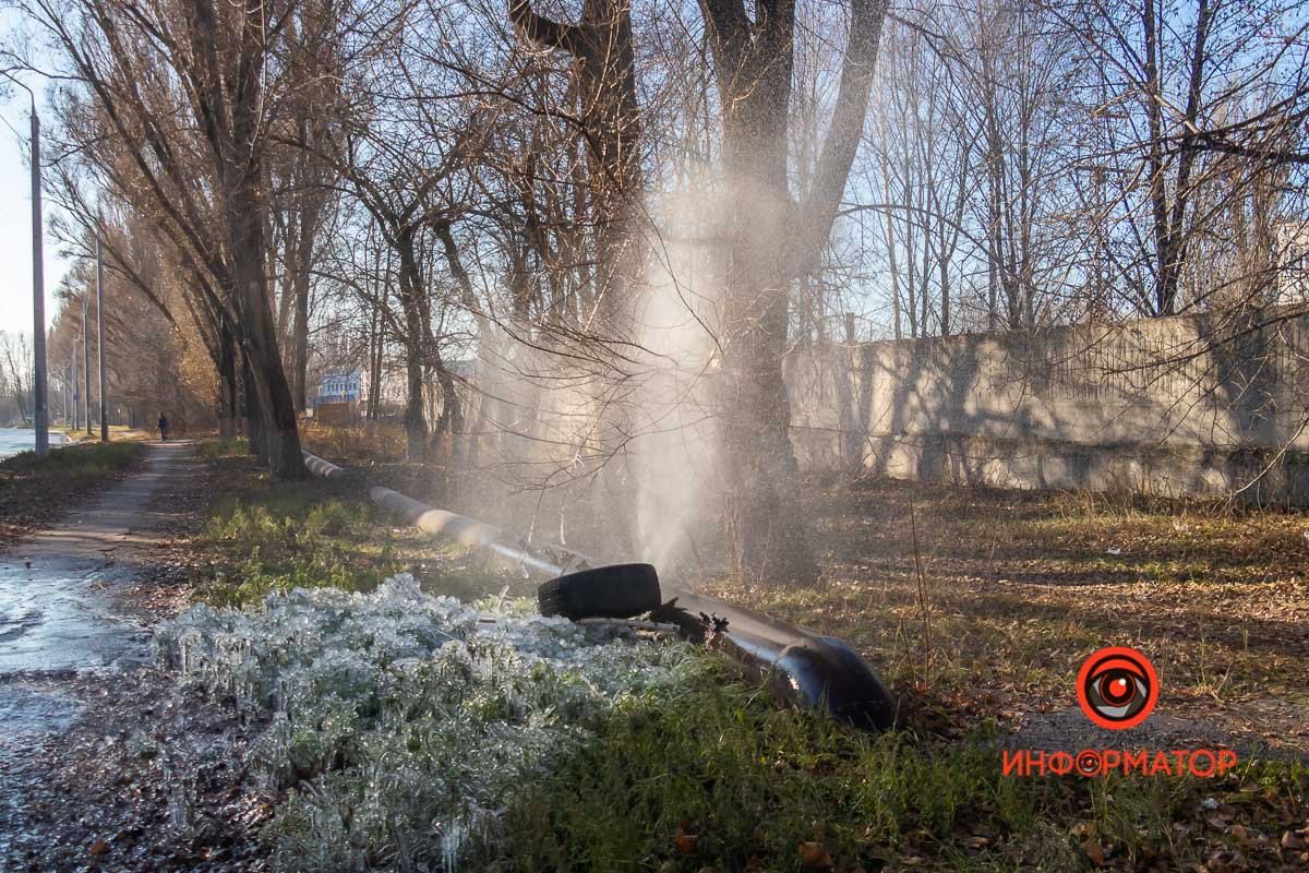Местный житель положил на место пробоя шину, чтобы сменить траекторию потока Местный житель положил на место пробоя шину, чтобы сменить траекторию потока