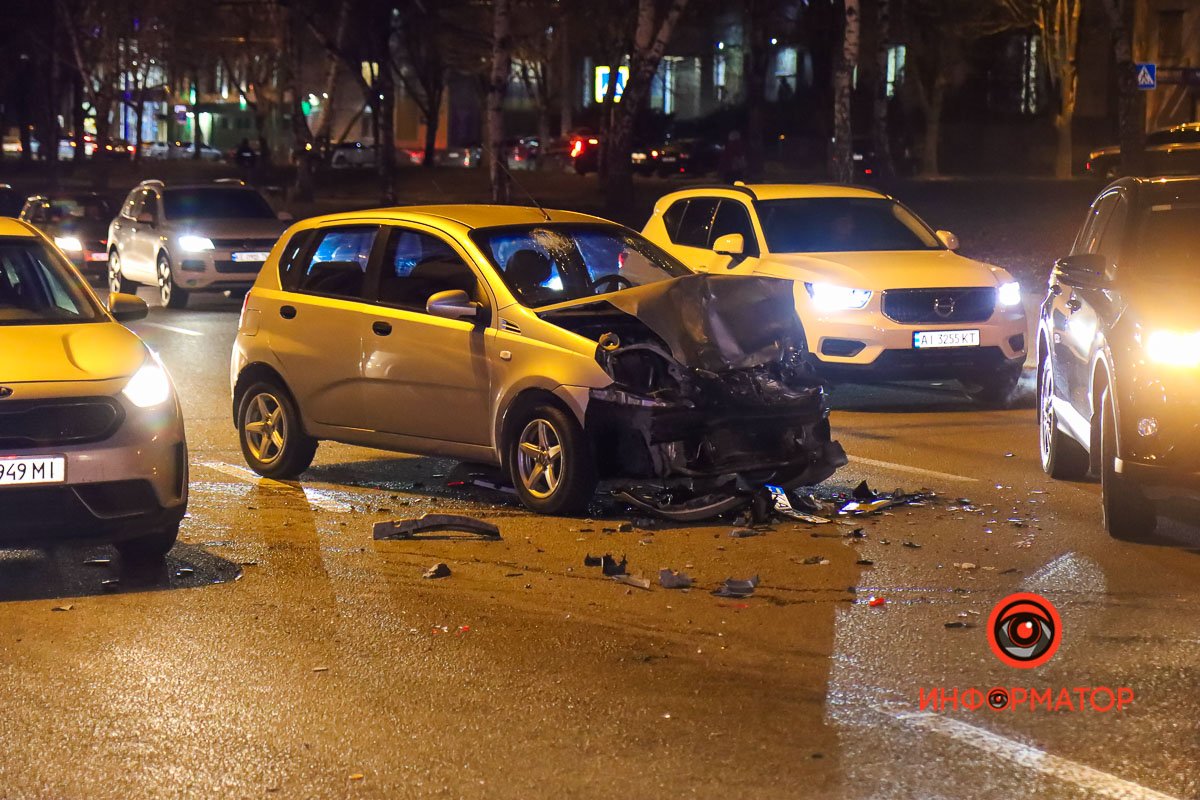 Судя по повреждениям, все машины ехали в одну сторону и "догнали" друг друга Судя по повреждениям, все машины ехали в одну сторону и "догнали" друг друга