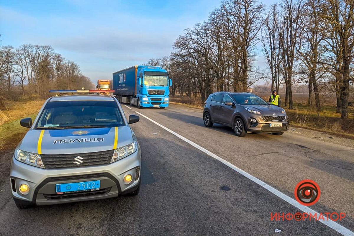 Здесь перевернулась фура