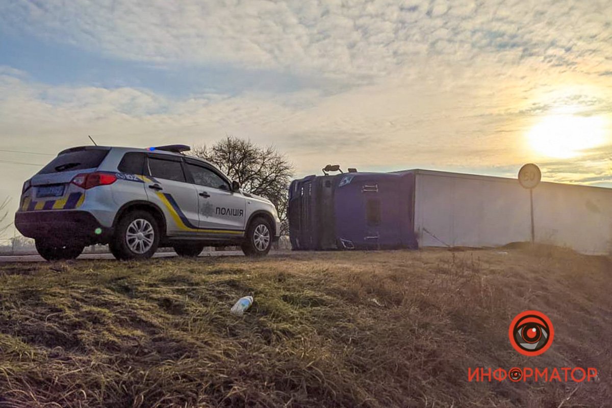 По словам водителя, он наехал на кочку и не справился с управлением, из-за чего машина завалилась