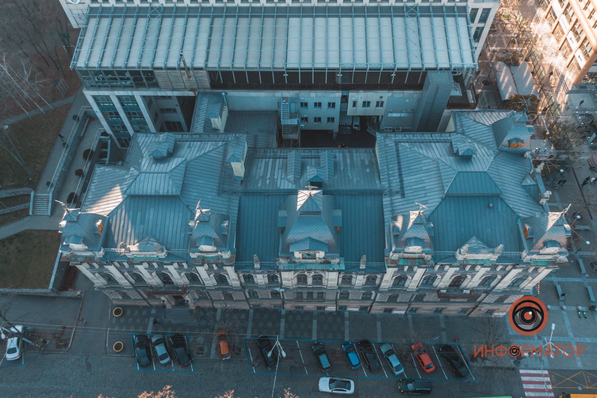 В здании на цокольном этаже также размещался банк 