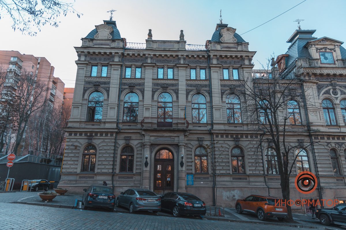 Здание выполнено в стиле ренессанса 