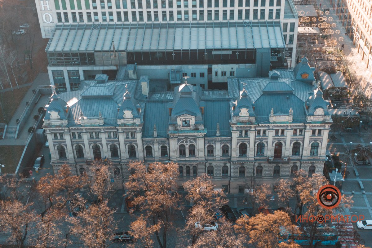 Фасад здания очистят от соли и пыли 