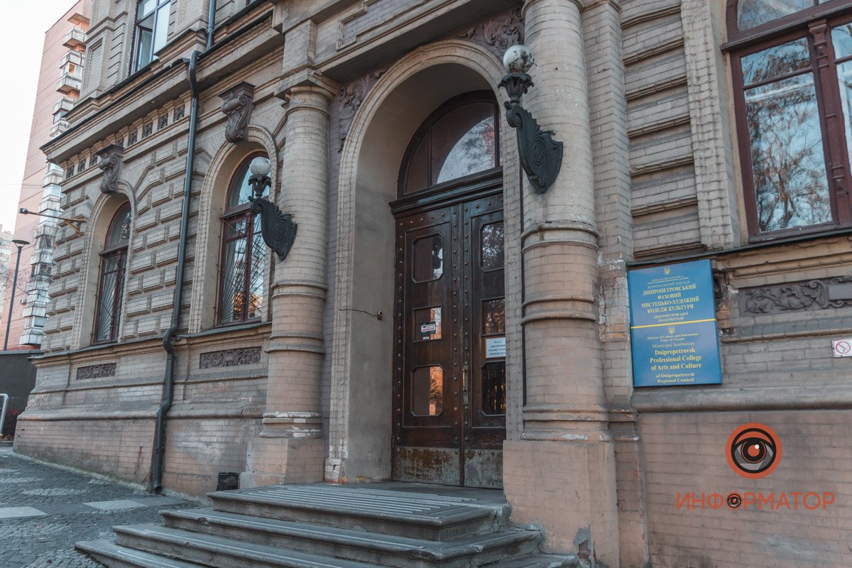 Заменят двери 