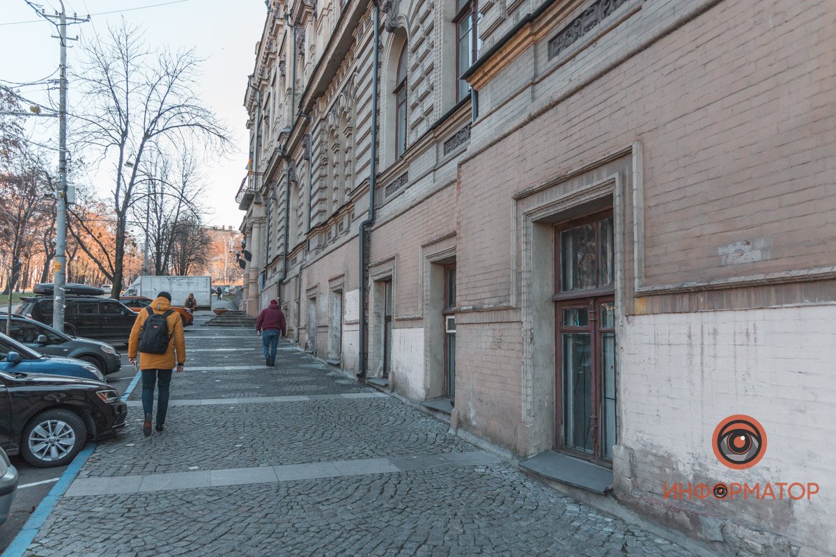 Сейчас фасад оставляет желать лучшего 