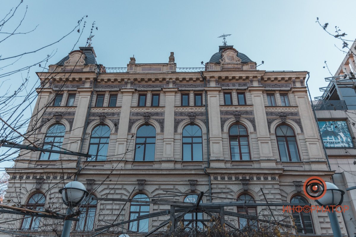 Здание колледжа само как искусство 