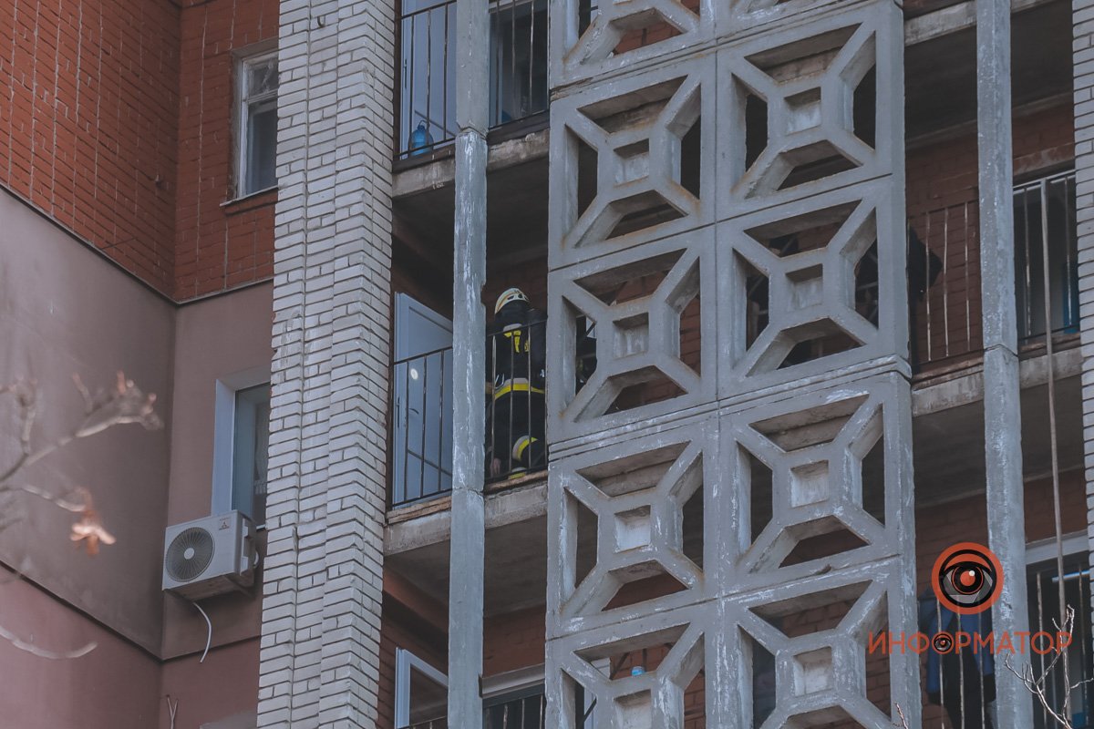 Сотрудники ГСЧС ликвидируют пожар