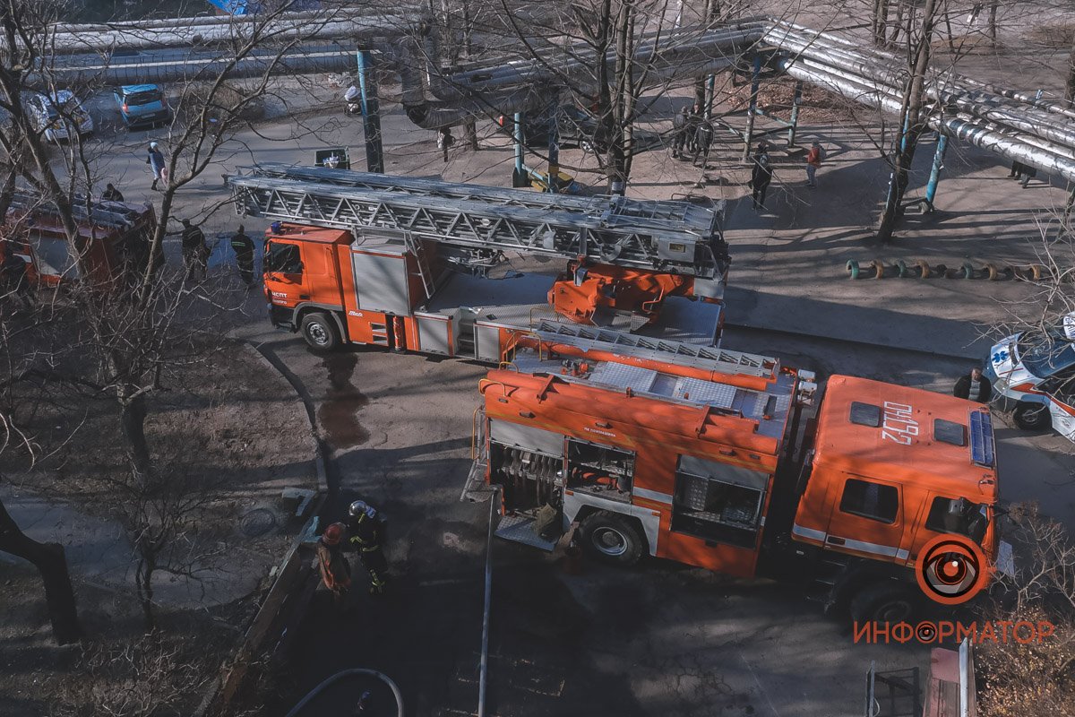 На месте работает четыре экипажа ГСЧС