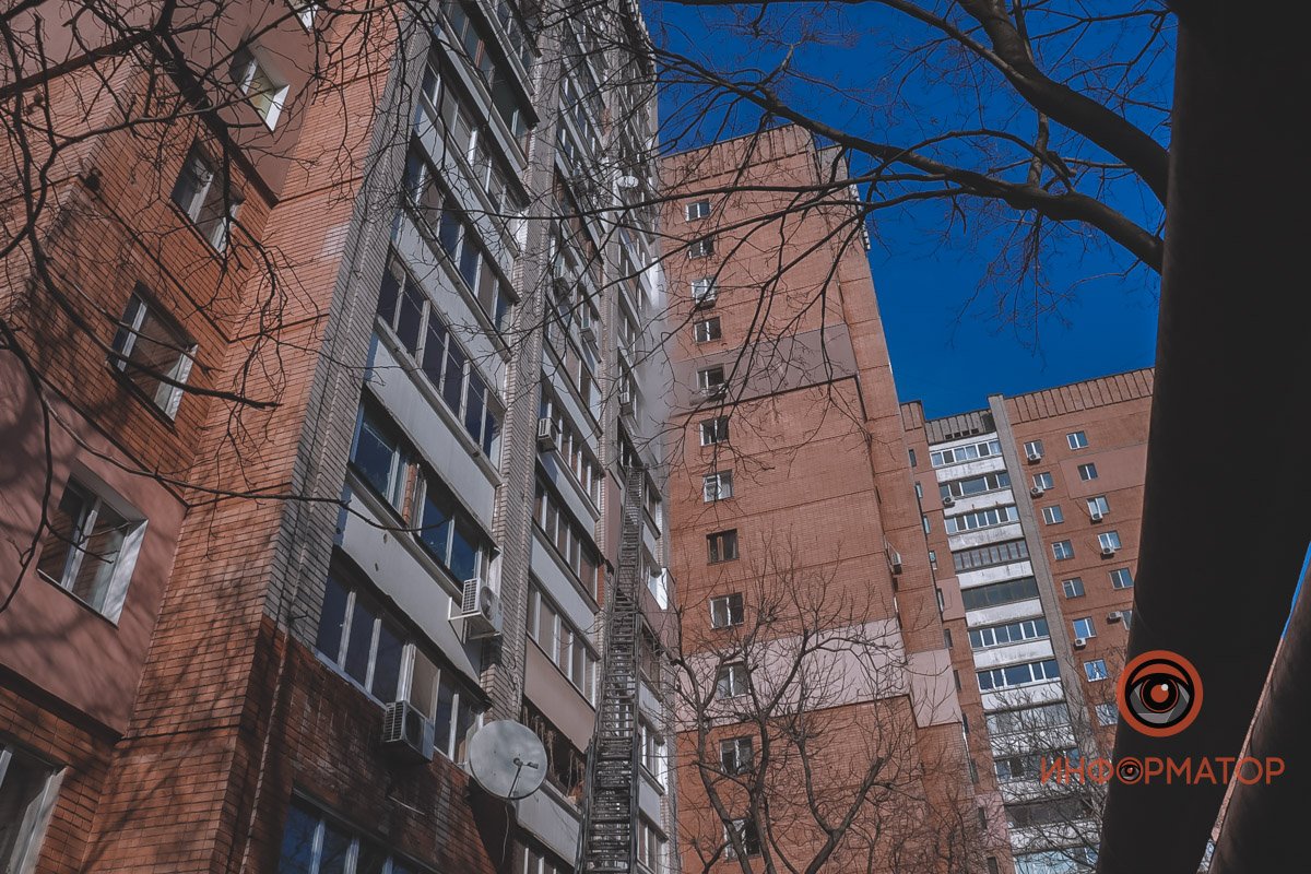 Из окна квартиры продолжительное время шел дым