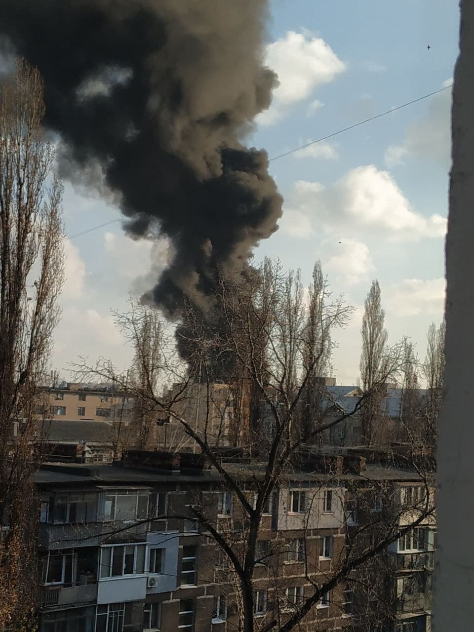 Здесь полыхала крыша здания