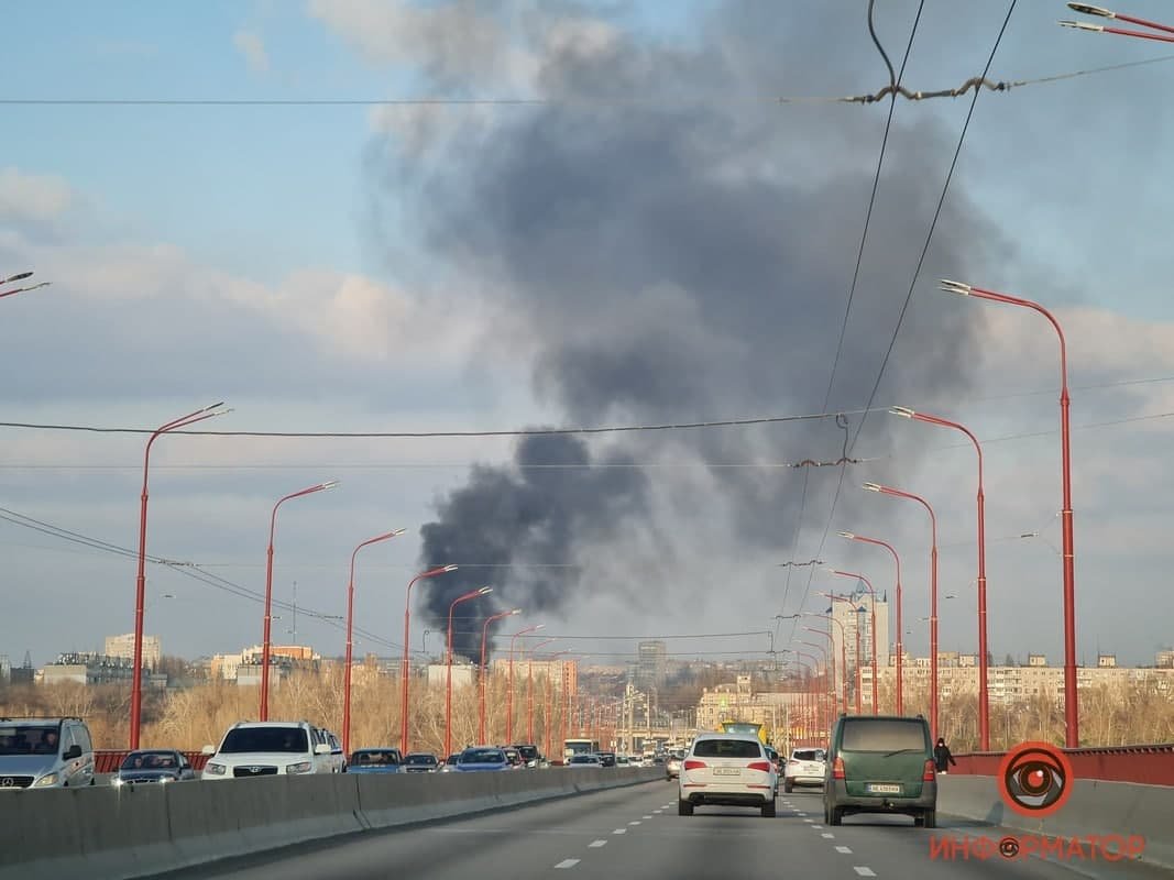 Черный дым виден с разных точек города