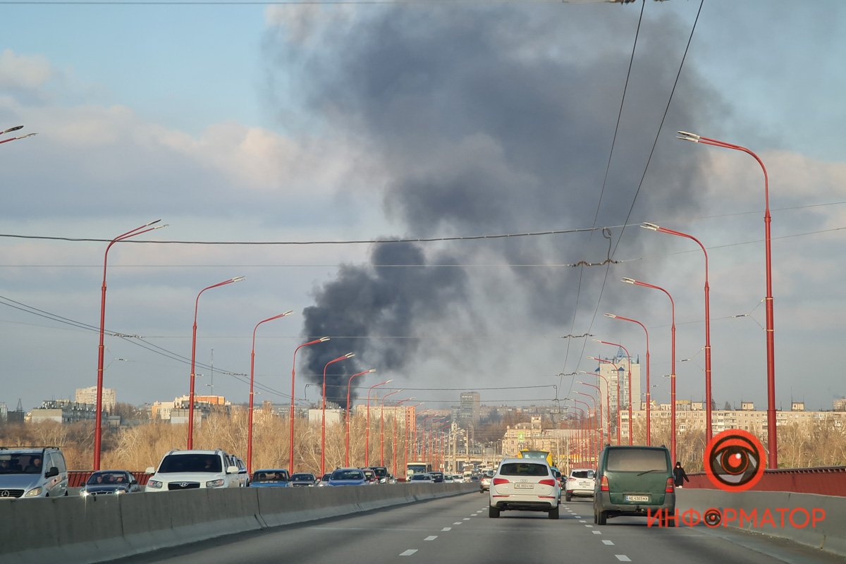 Дым было видно с левого берега 