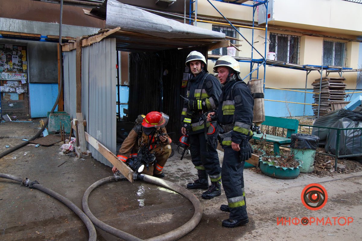 Спасатели также вытащили из горящего дома нескольких животных 