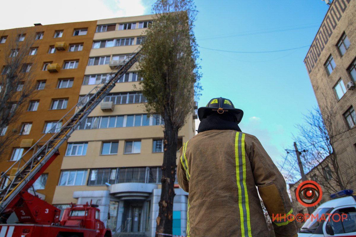 Из окон некоторых квартир на девятом этаже тоже валил дым 