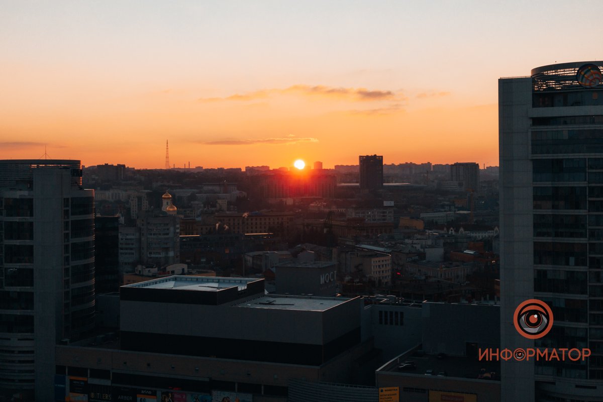 Ах, слепит даже через снимок!