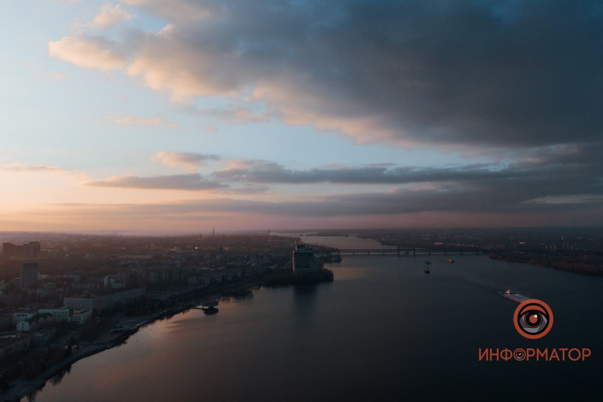 Речная гладь, закат и катер...