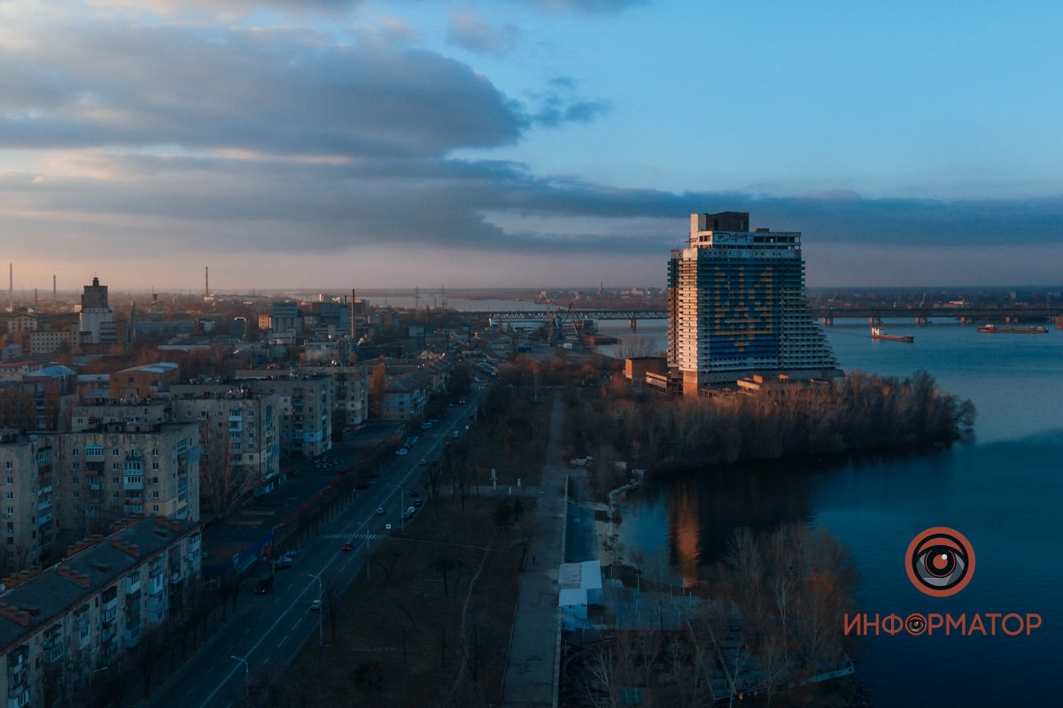 Парус умеет очаровывать в любое время года и суток