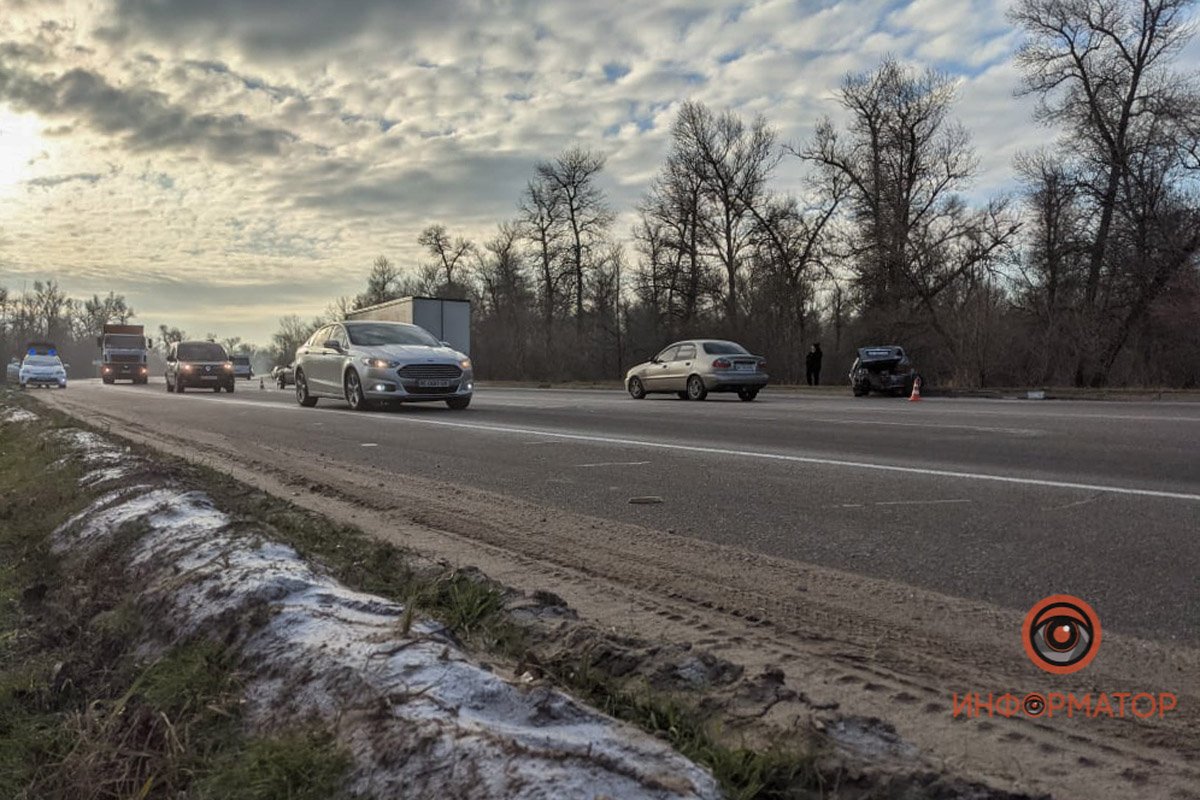 Водитель менял колесо, в этот момент в Geely врезался Daewoo