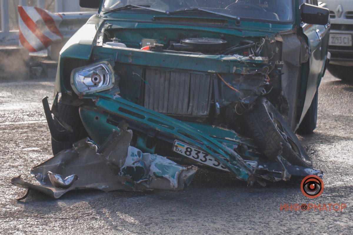 По словам водителя, зимняя резина не помогла - его занесло