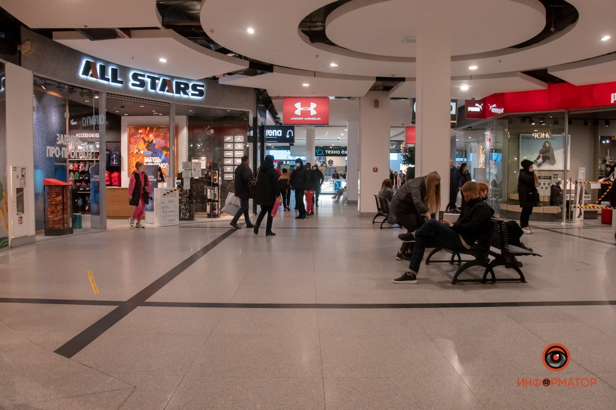 Прогуливают по коридору