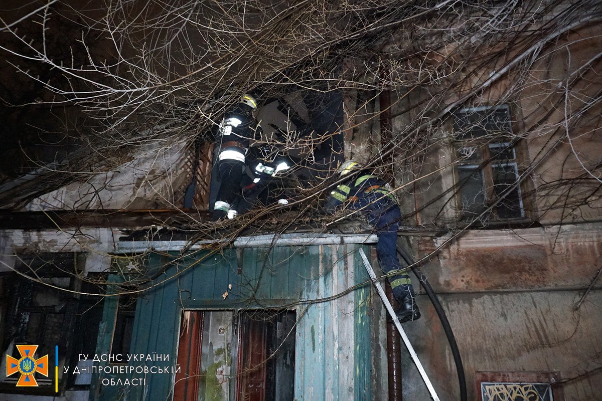 Возгорание случилось в середине здания.
