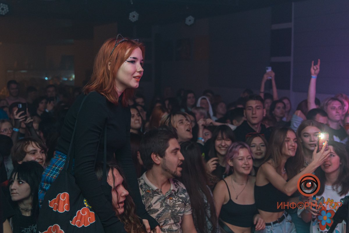 Толпы фанатов и фанаток