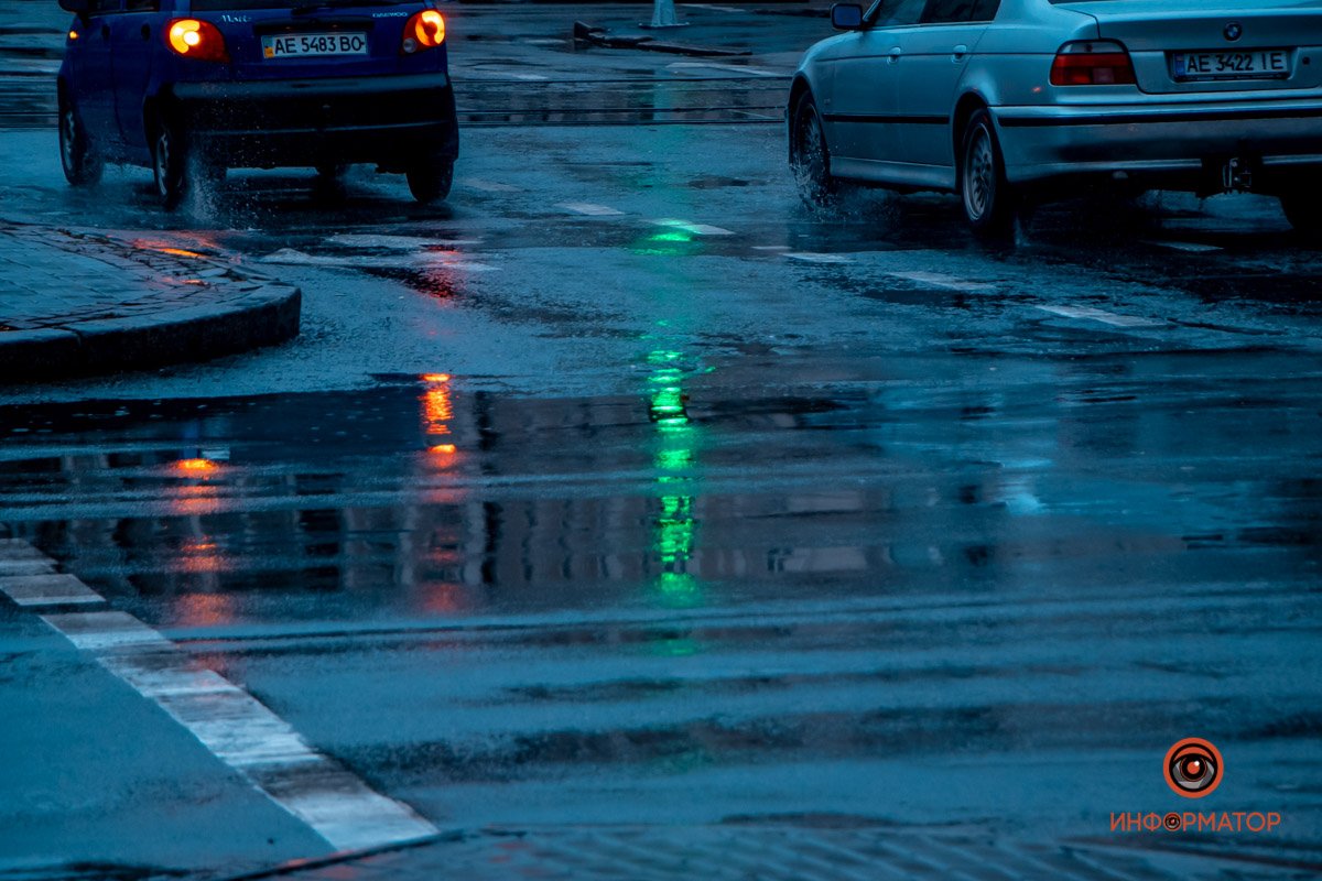 Разгоняют лужи