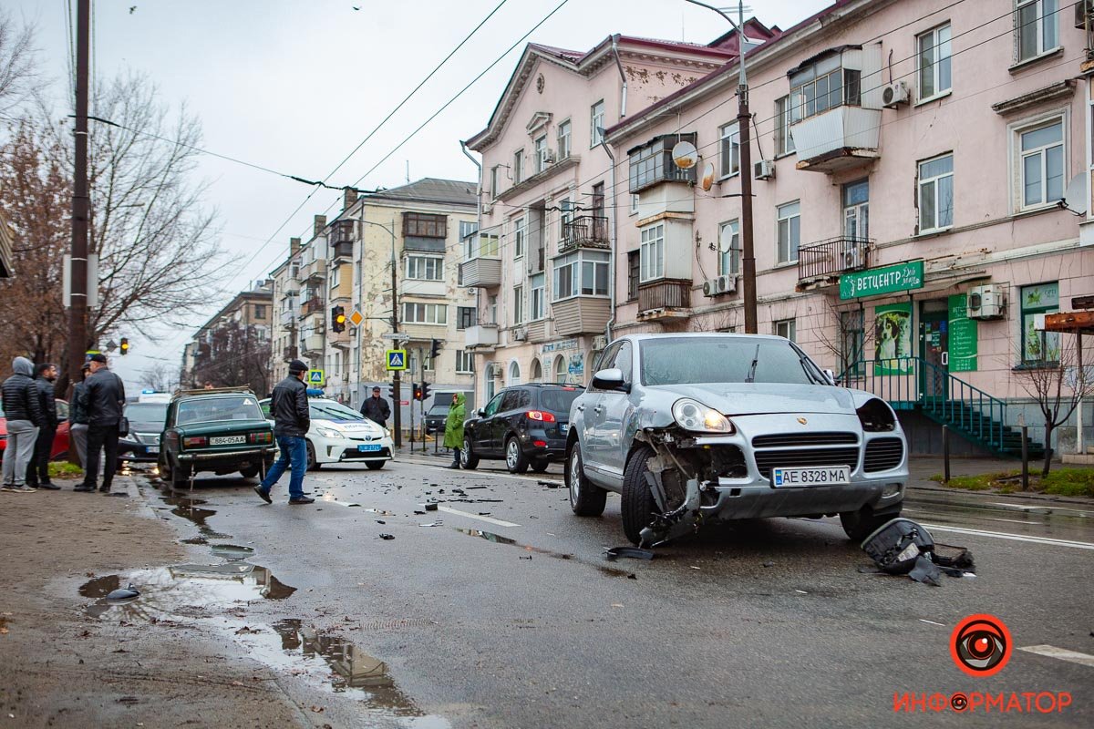 У Porsche отлета левая передняя фара У Porsche отлета левая передняя фара