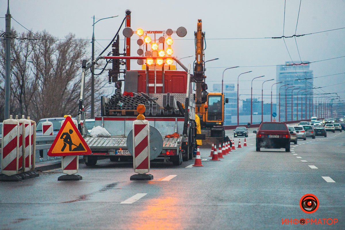 В Днепре возле Центрального моста устанавливают "отбойники" 1