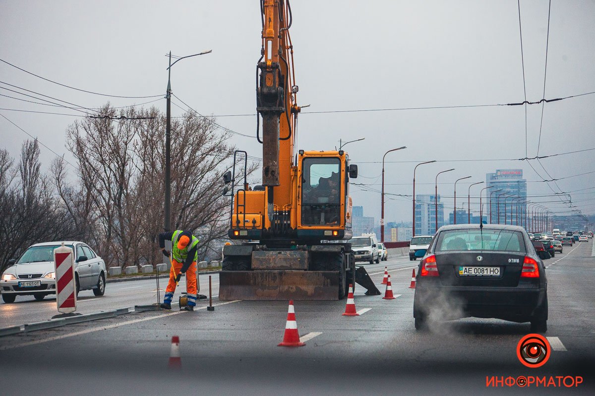 В Днепре возле Центрального моста устанавливают "отбойники" 2