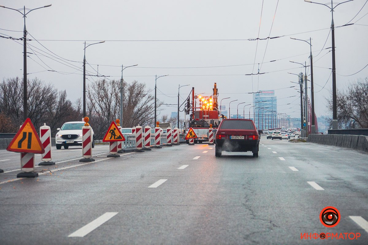 В Днепре возле Центрального моста устанавливают "отбойники" 3