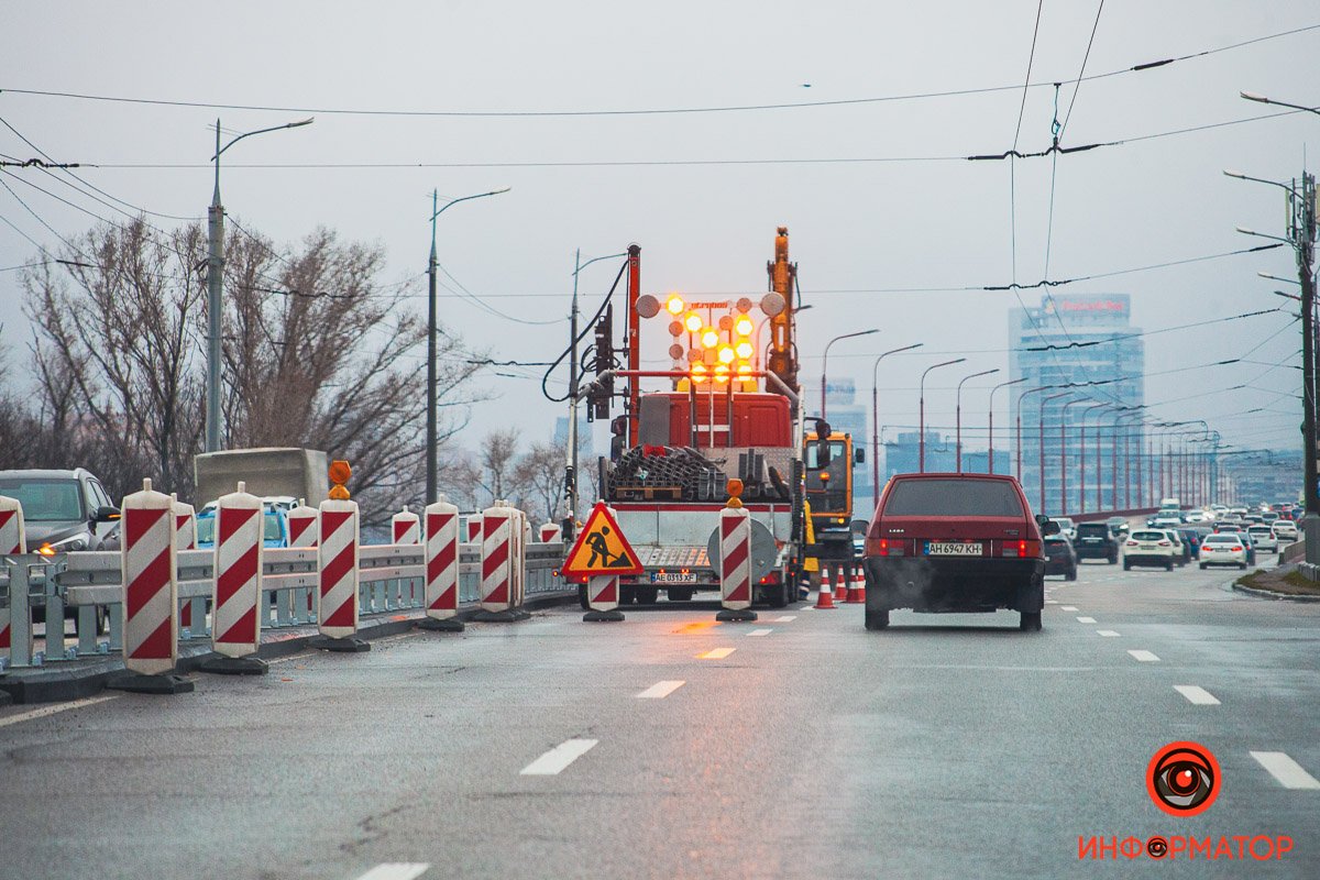 В Днепре возле Центрального моста устанавливают "отбойники" 4
